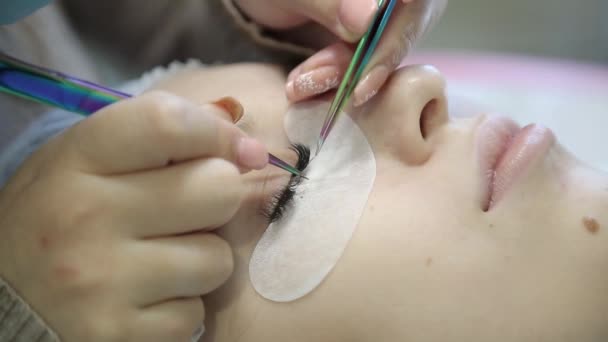 Una Chica Joven Aumenta Las Pestañas Salón Belleza Proceso Aumento — Vídeos de Stock