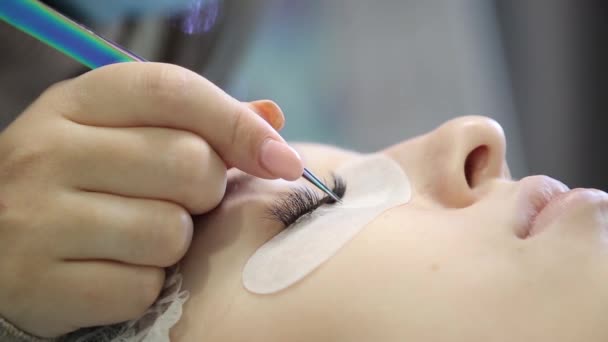 Young Girl Increases Eyelashes Beauty Salon Process Increasing Volumetric Eyelash — Stock Video