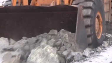 Forklift kova topraklarda alıyor. Cevheri ocağında ağır ekipman çalışmalarını, aşırı.