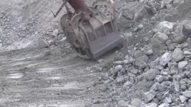 Ekskavatör Kepçe taşlar toplar. Kapat-up.The kova Ekskavatör cevheri ile doldurulur.