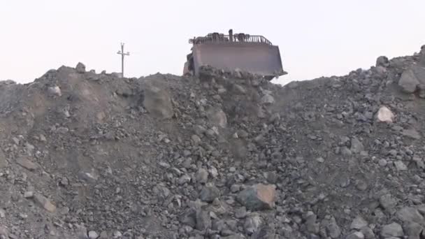 Trator Move Pedras Para Borda Abismo Técnica Empurra Minério Gasto — Vídeo de Stock