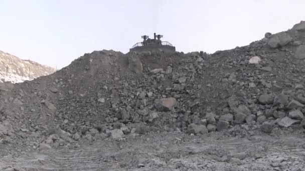 Tractor Mueve Las Piedras Borde Los Abises Técnica Empuja Mineral — Vídeo de stock