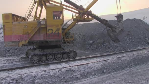 挖掘机在一个冬季采石场的背景 某矿矿山企业的大型挖掘机 — 图库视频影像