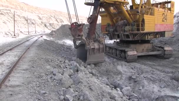 Cubo Excavadora Mueve Por Encima Del Ferrocarril Excavadora Trabaja Junto — Vídeos de Stock