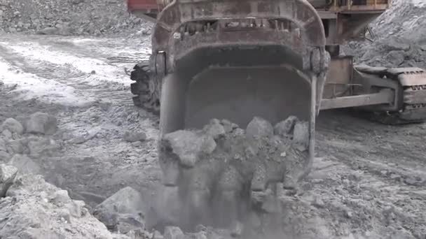 Excavadora Recoge Piedras Cucharón Primer Plano Cubo Excavadora Está Lleno — Vídeo de stock