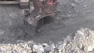 Ekskavatör Kepçe taşlar toplar. Kapat-up.The kova Ekskavatör cevheri ile doldurulur.