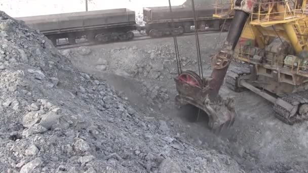 Excavadora Carga Las Piedras Los Coches Cargando Mineral Los Vagones — Vídeo de stock