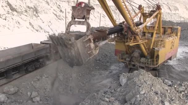 Excavadora Carga Las Piedras Los Coches Cargando Mineral Los Vagones — Vídeo de stock