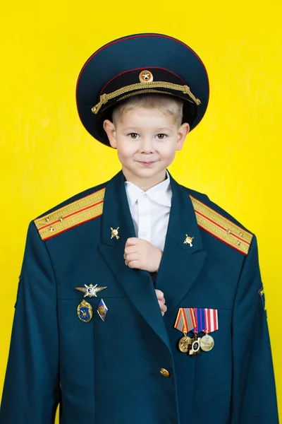 En liten pojke i militär uniform faderns. — Stockfoto