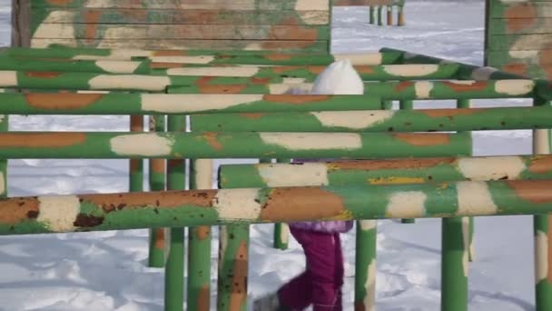 Маленька Дівчинка Йде Перешкоді Солдатів Дівчинка Зимовому Одязі Грає Біля — стокове відео