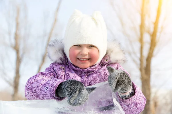 Güzel kız dışarı buz yığını arkasından iletiye göz atar. — Stok fotoğraf