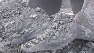 Bir çalışma metal kaynakçı bir taş ocağında çalışıyor. Kaynak maskesi ve bir elektrot yardımıyla tulum işçi Ekskavatör Kepçe onarır.