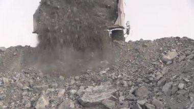 Büyük bir çöp kamyonu cevheri 50 ton uçurumun dökülen. Bir kariyer taşlar arabaya gövdesini pour.