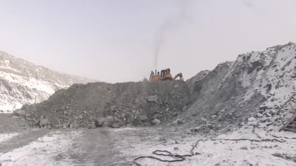 ブルドーザーは キャリアの中で山の端に乗っています 化石の堆積物のオープン開発の重機の作業 — ストック動画
