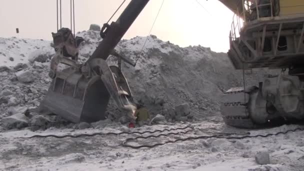 Ein Arbeitender Metallschweißer Arbeitet Einem Steinbruch Der Arbeiter Schweißmaske Und — Stockvideo