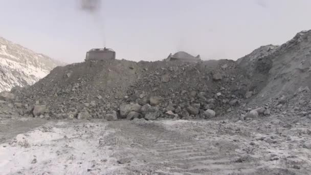 Buldozer Dağ Kenarı Boyunca Bir Kariyer Biniyor Fosiller Ağır Ekipman — Stok video