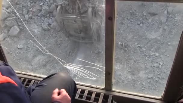 Cab Excavator Driver Driver Excavator Looks Slave Bucket Stones Glass — Stock Video