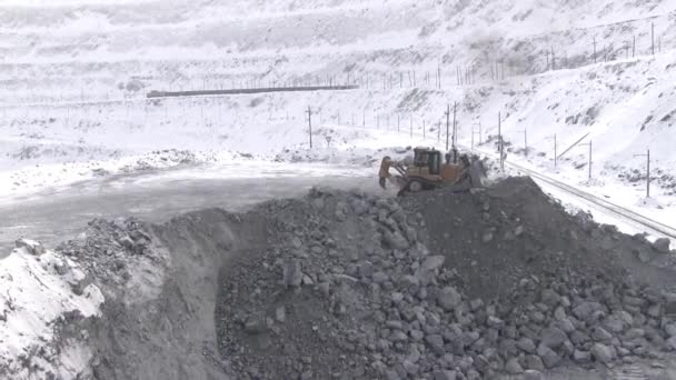 Excavadora Trabaja Una Carrera Invierno Tractor Con Una Cucharada Sitio — Vídeos de Stock