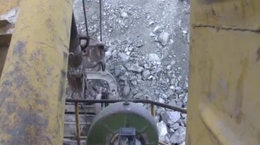 Ekskavatör taş ocağında bir demet kesintiler. Kaya, tam bir büyük Ekskavatör kova.