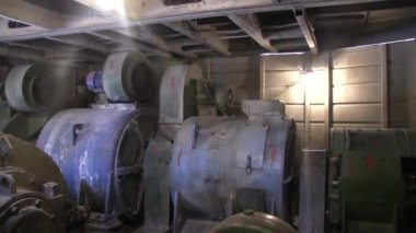 Düğümleri ve çalışma mekanizma Ekskavatör parçaları. Bir ekskavatör ve üzerinde metal kablo yara bir vinç mekanizmasının.