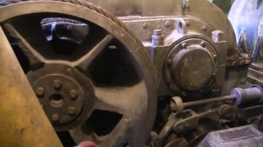Düğümleri ve çalışma mekanizma Ekskavatör parçaları. Bir ekskavatör ve üzerinde metal kablo yara bir vinç mekanizmasının.