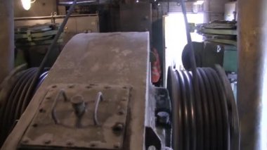 Düğümleri ve çalışma mekanizma Ekskavatör parçaları. Bir ekskavatör ve üzerinde metal kablo yara bir vinç mekanizmasının.