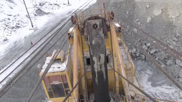 掘削機の屋根から採石場の眺め 高さから採掘の作業採石場 — ストック動画