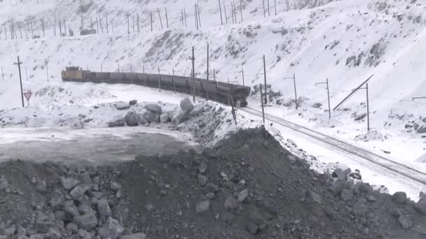 Tren Ocağı Geçer Elektrikli Tren Boş Arabalar Ekskavatör Penceresinden Görüntülemek — Stok video