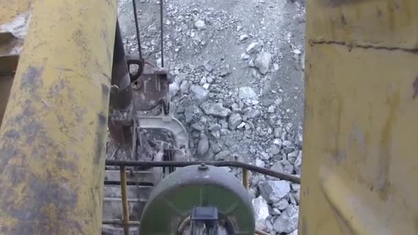 Excavadora Rastrilla Montón Piedras Cantera Cubo Una Gran Excavadora Llena — Vídeo de stock