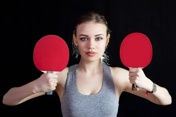 Девушка с двумя ракетками для игры в настольный теннис . — стоковое фото