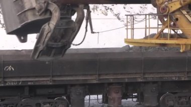 Yasny City, Orenburg bölgesi, Rusya, ocağı krizotil asbest, çıkarım için 02/10/2018. İş makine ve taş ocağı makinelerde krizotil asbest çıkarım için. Hangi Ekskavatör, buldozerler, yükleyici, elec büyük, derin bir çukura