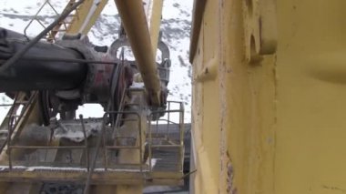 Düğümleri ve çalışma mekanizma Ekskavatör parçaları. Bir ekskavatör ve üzerinde metal kablo yara bir vinç mekanizmasının.