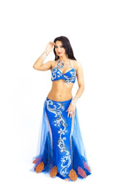 Genç bir dansçı oryantal göbek dansı gerçekleştirir. İzole.