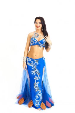 Genç bir dansçı oryantal göbek dansı gerçekleştirir. İzole.