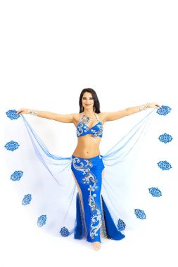 Genç bir dansçı oryantal göbek dansı gerçekleştirir. İzole.