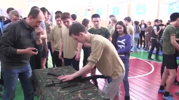 Ciudad Yasny Región Orenburg Rusia Escuela Komarovskaya 2018Montaje Desmontaje Armas — Vídeo de stock