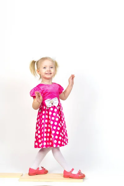 Küçük kız 3 yaşında bir elbisenin içindeyken onun saç yay ile. — Stok fotoğraf