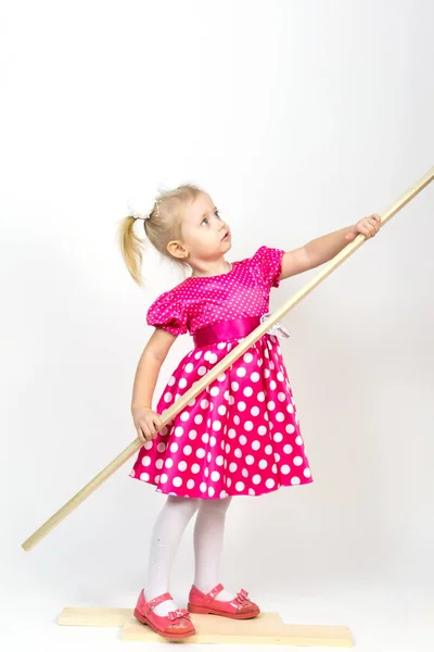 Kleines Mädchen von 3 Jahren in einem roten Kleid mit Schleifen im Haar. — Stockfoto