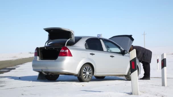 Panne Voiture Sur Route Conducteur Homme Sorti Pneu Secours Coffre — Video