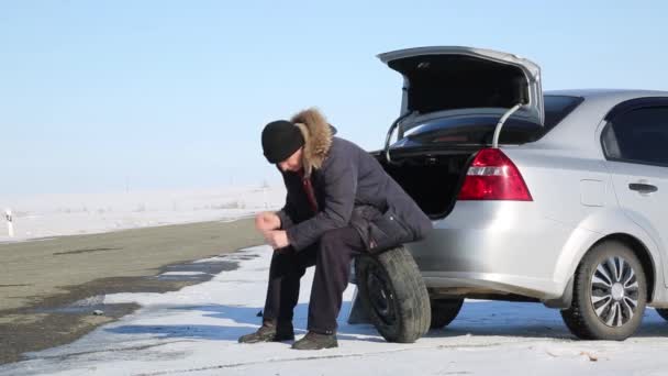 Panne Voiture Sur Route Conducteur Homme Sorti Pneu Secours Coffre — Video