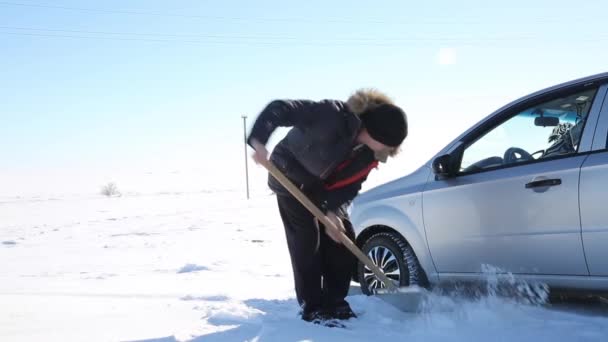 Sterownik Wykopuje Się Samochód Łopatą Śniegu Samochód Utknął Śniegu Człowiek — Wideo stockowe