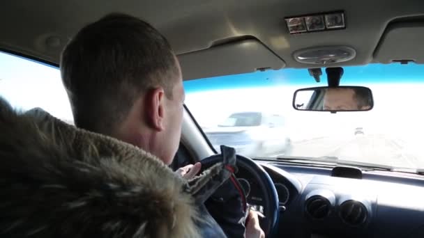 酒后驾车时喝白兰地酒的司机 一个50岁的男人开着车喝着酒瓶 — 图库视频影像
