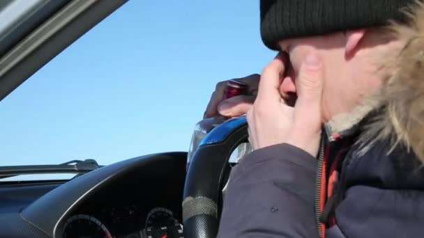 Οδηγός Πήρε Μεθυσμένος Αλισίβα Και Αποκοιμήθηκε Στο Αυτοκίνητο Ένας Αλκοολικός — Αρχείο Βίντεο