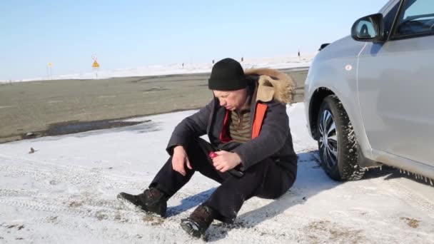 Conducteur Ivre Assoit Sur Sol Boit Alcool Dans Une Bouteille — Video