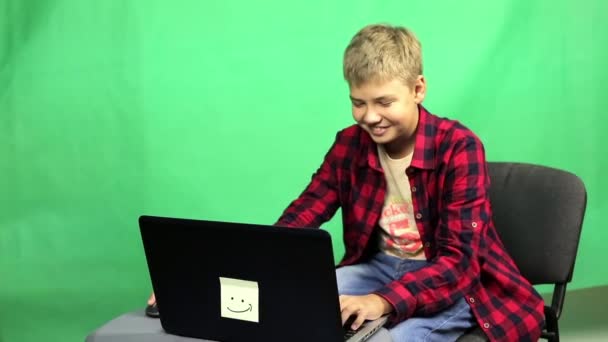 Young Boy Blogger Records Video Green Background Boy Blogger Records — Stock Video