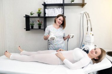 Güzellik Salonu yöneticisinde bir Lpg masaj yapar.