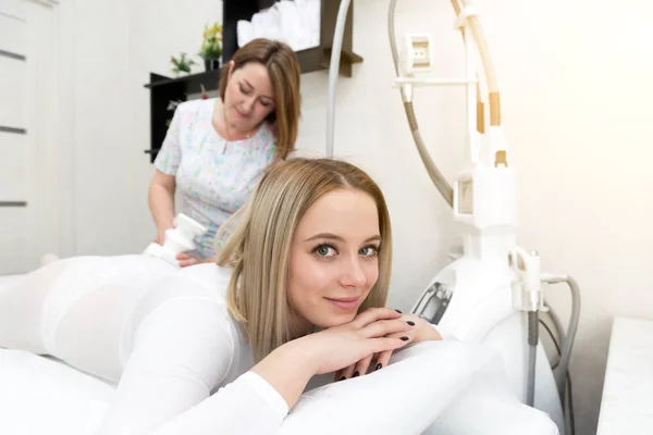 Charmig ung blondin på en massage Lpg session. — Stockfoto