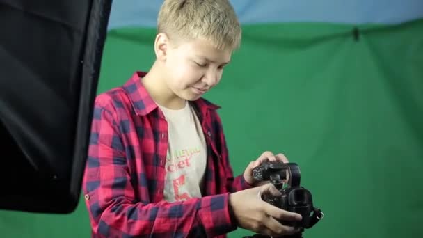 Blogueiro Vídeo Adolescente Inclui Uma Câmera Vídeo Garoto Anos Filma — Vídeo de Stock