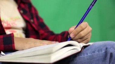 Çocuk video blogger arsa için bir betik yazar. Genç haber kanalında sonraki konu için metin üzerinde çalışıyor.