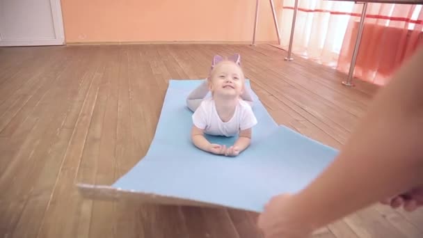 Moeder Dochter Spelen Sportschool Een Vrouw Rolt Haar Dochtertje Naar — Stockvideo